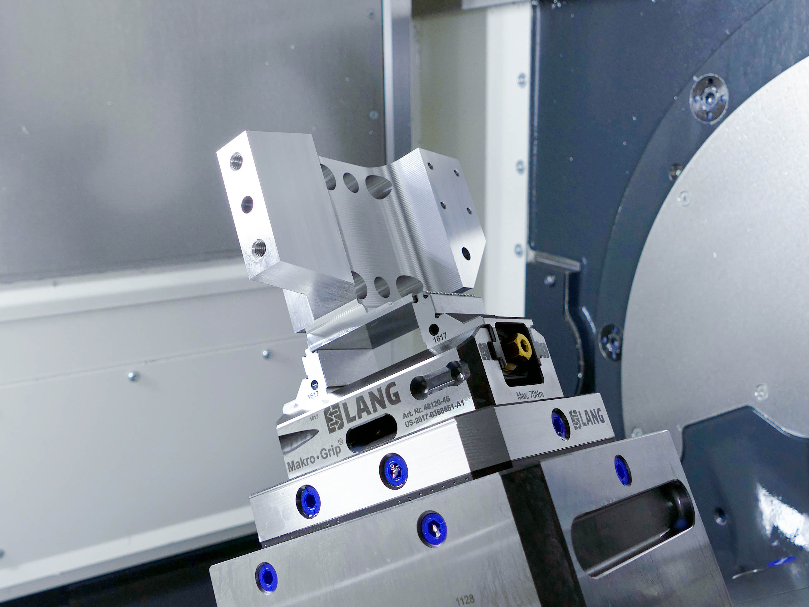 Centering clamp accessibility