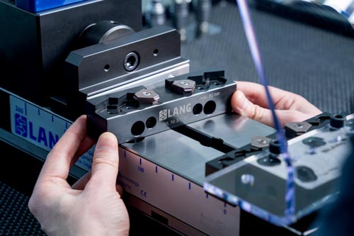 Installation des mors de marquage Makro•4Grip sur une station de marquage.