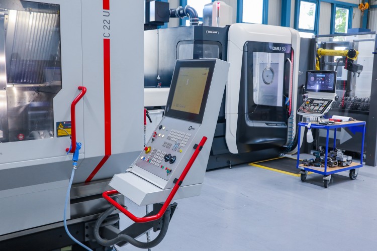 Is a machine tool easy to automate or does it require a little more effort? The type and age of the CNC machine are often decisive.