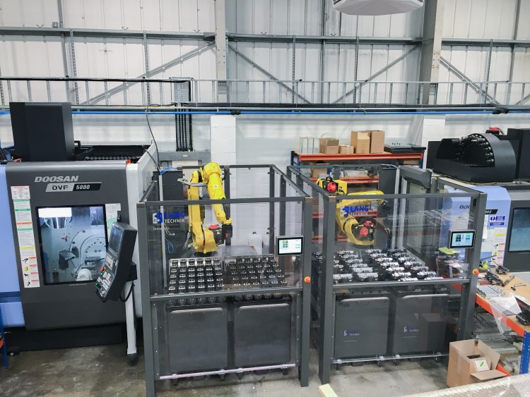 RoboTrex an Doosan CNC Maschinen angebunden
