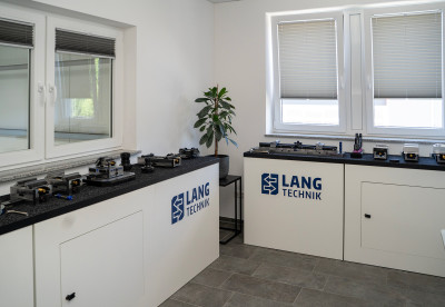 Bei SL-Feinwerkmechanik sind ausgewählte Spanntechnik-Produkte von LANG Technik ausgestellt.