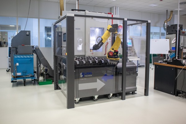 Hermle C22 automatisiert mit RoboTrex Automationssystem