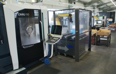 Seitenbeladung einer RoboTrex 96 Automation an einer DMU 50