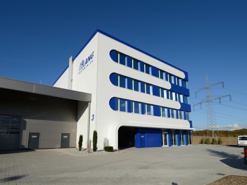 2014: Com a realocação da administração e do departamento de vendas, a unidade de Holzmaden se torna a nova sede