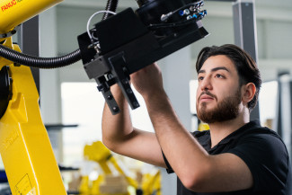 Montagemitarbeiter Bereich Automatisierung
