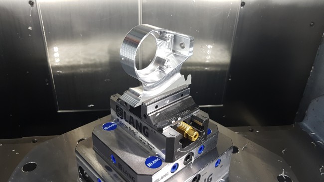 5-axis vise from LANG Technik mills raw part in a cnc machine