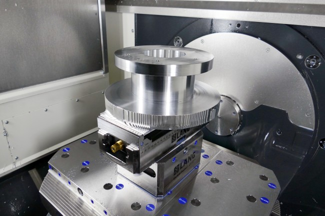 5-axis vise from LANG Technik machines blank in a milling machine