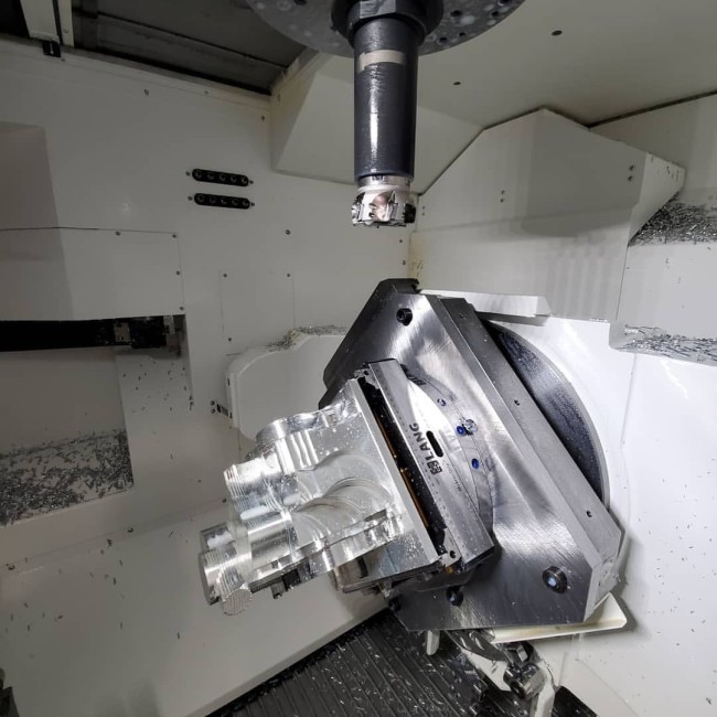 5 axis vise from LANG Technik machines blank in a milling machine