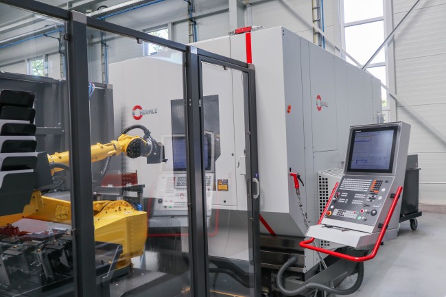 RoboTrex 96 Automation angebunden an einer Hermle C 22 U