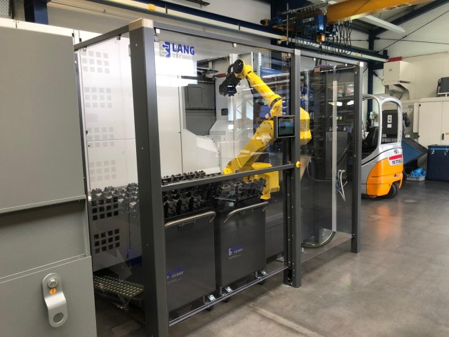 Seitenbeladung einer RoboTrex 96 Automation an einer DMG Mori Werkzeugmaschine