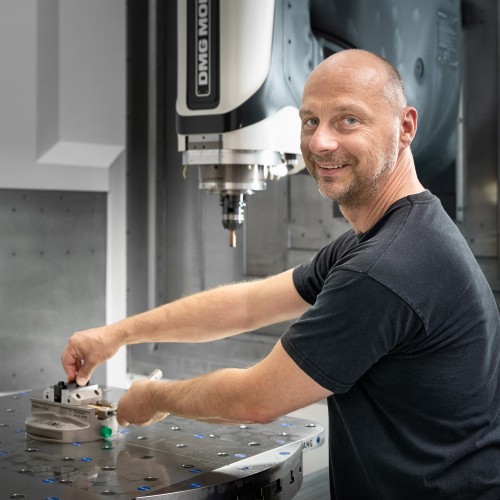 Torsten Ernst, fresador CNC no departamento de desenvolvimento